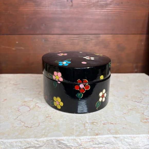 Vintage Lacquered Oval Lidded Box With Painted Flowers & Red Interior - Picture 3 of 11